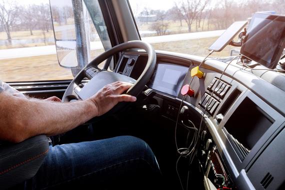 Mann am Steuer eines großen LKW